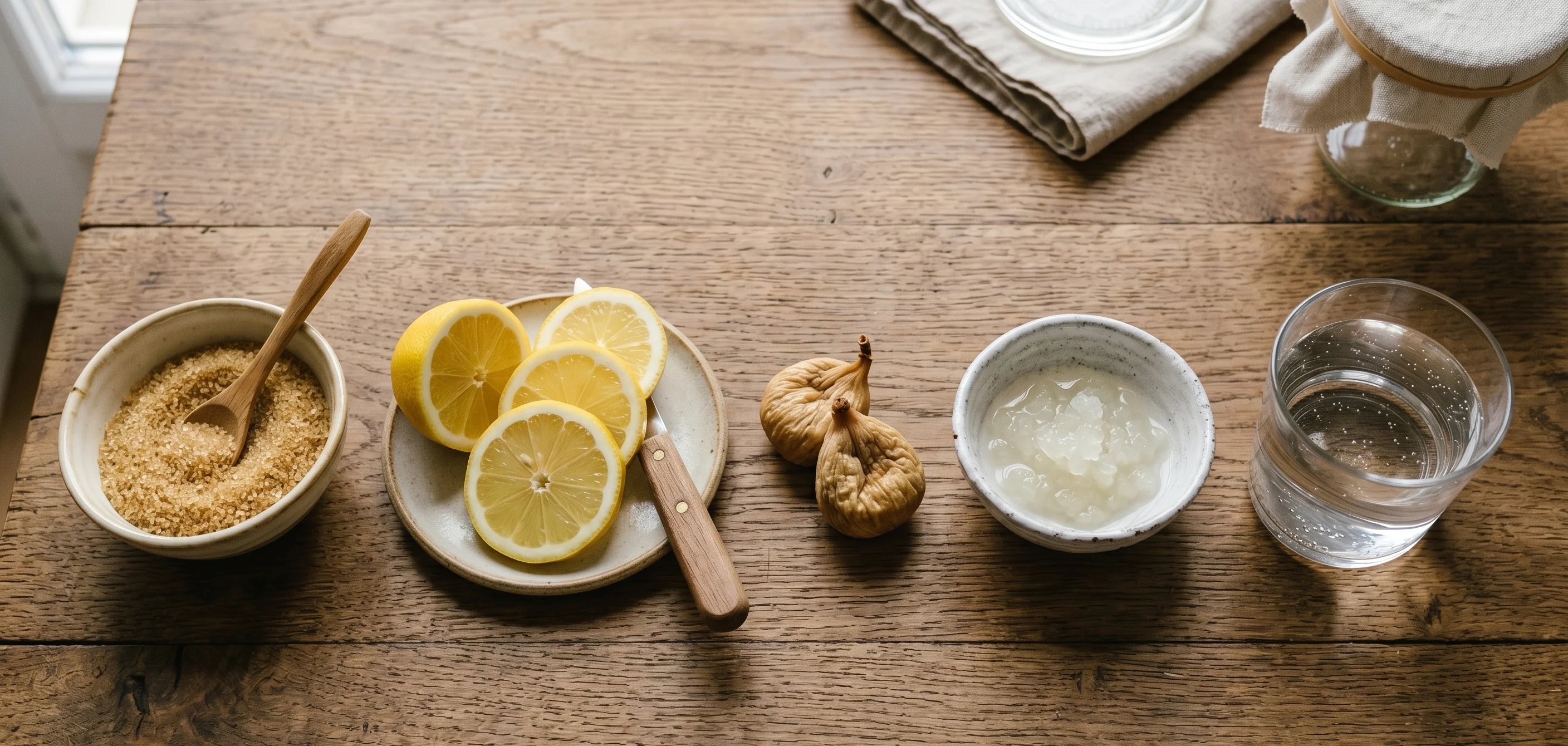 Les ingrédients du kéfir : sucre de canne, citron, figues sèches, grains de kéfir et eau