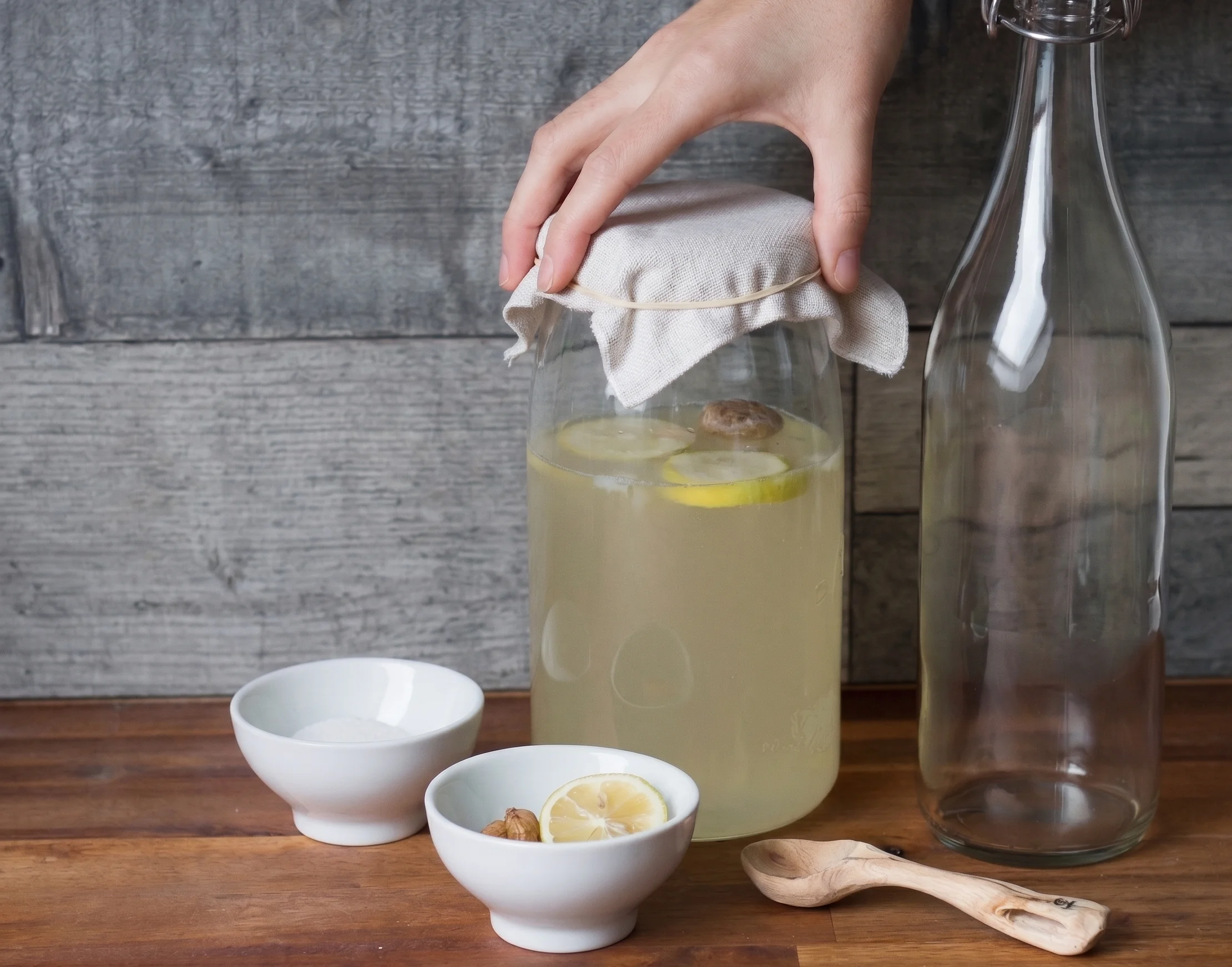 Préparation du kéfir : bocal, bouteille, citron et figues
